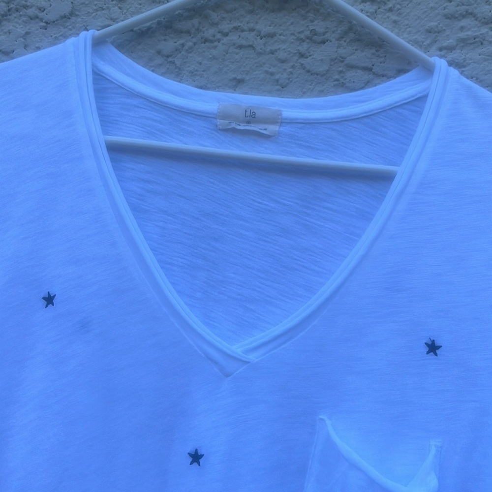 T.La Lars Classic Vneck White Tshirt w Embroidered Blue Hearts Women's Size S - Picture 4 of 8